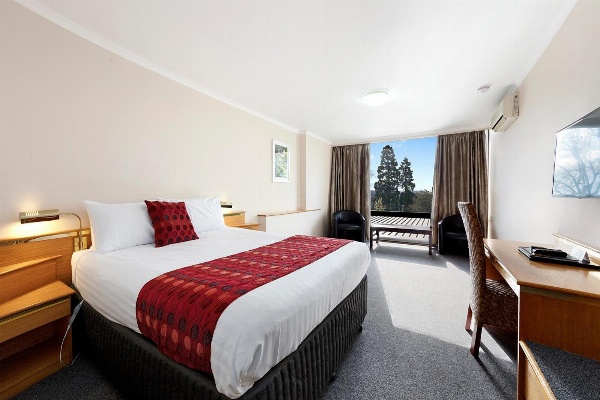 Commodore Regent image 6